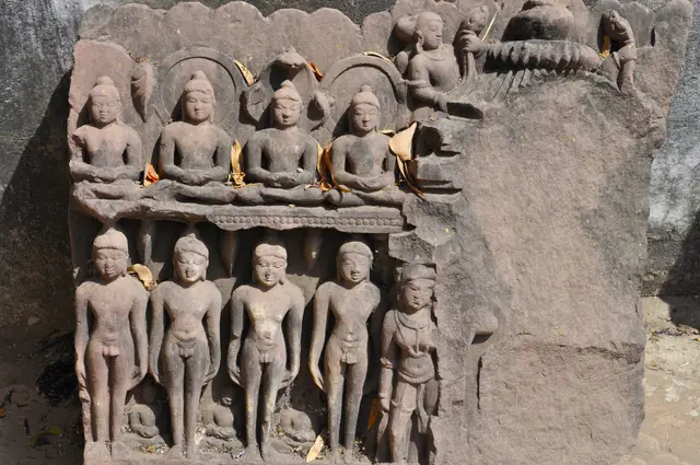 संदर्भ चित्र: विदिशा संग्रहालय, मध्य प्रदेश का मध्यकालीन तीर्थंकर पट्ट, जिसमें पद्मासन और कायोत्सर्ग मुद्रा में जिन प्रतिमाएँ हैं। यह जयसिंहपुरा संग्रह का नहीं है; यह मालवा क्षेत्र में मिलने वाले जैन शिल्प का उदाहरण है।